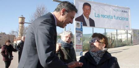 Xavier Garcia Albiol, con una vecina del barrio de La Salut de Badalona