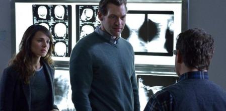 Mia Maestro y Corey Stoll protagonizan 'The strain' en Cuatro.