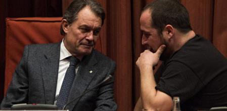 El presidente de la comisión sobre el fraude, el diputado de la CUP David Fernández, habla con el presidente de la Generalitat, Artur Mas