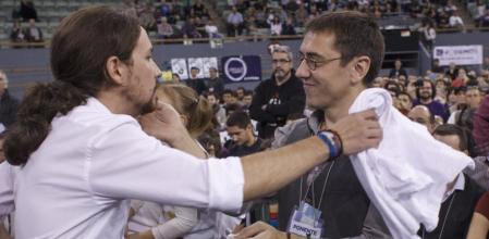 El líder de Podemos, Pablo Iglesias, y su compañero Juan Carlos Monedero, en la Asamblea Ciudadana Sí Se Puede