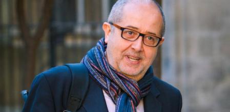 El conseller Felip Puig, en el Pati dels Tarongers, a punto de entrar en la reunión de Consell Executiu