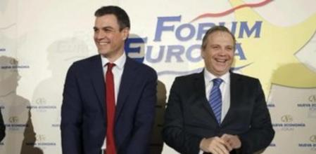 El diputado autonómico y candidato socialista a la Alcaldía de Madrid, Antonio Miguel Carmona (d), junto al secretario general del PSOE, Pedro Sánchez (i), momentos antes de su intervención hoy en un desayuno informativo organizado en Madrid por Nueva Economía Fórum.