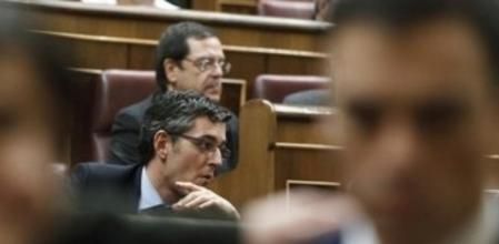 El diputado del PSOE Eduardo Madina, al fondo en el Congreso. En primer plano, Pedro Sánchez.