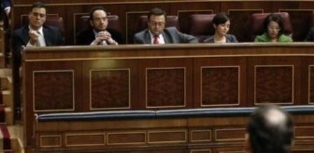 El presidente del Gobierno, Mariano Rajoy (primer término-de espaldas), durante su intervención en la sesión de control al Ejecutivo del Congreso.