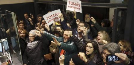 Parte del medio centenar de personas que se han concentrado esta tarde ante la sede del PSOE en la calle Ferraz de Madrid, consiguen entrar en el vestíbulo de la sede socialista