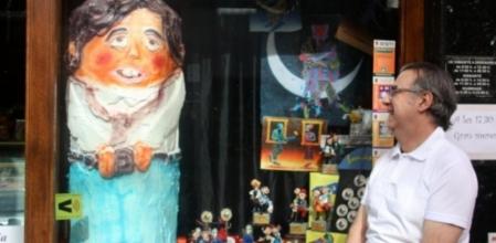 El pastelero Jaume Blanch con el merengue gigante que imita al pequeño Nicolás