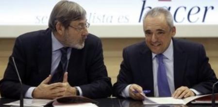 El diputado socialista Rafael Simancas (d) preside la Comisión Gestora que dirigirá el PSM tras la destitución de la dirección regional del partido y que celebra esta mañana su reunión constitutiva en la sede socialista de la calle Ferraz. A su lado, el portavoz socialista en el Ayuntamiento de Madrid, Jaime Lissavetzky, uno de los doce vocales de la gestora.