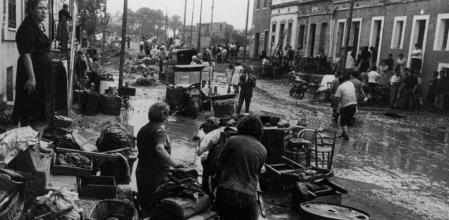 Imagen del barrio de La Catalana de Sant Adrià de Besòs durante las inundaciones del Vallés (1962), en la que pueden apreciarse los efectos del agua en casas y calles