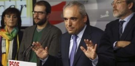 El diputado socialista Rafael Simancas (2d), que preside la Comisión Gestora que dirigirá el PSM tras la destitución de la dirección regional del partido, durante la rueda de prensa posterior a la reunión constitutiva celebrada esta mañana en la sede socialista de la calle Ferraz. A su lado, el portavoz socialista en el Ayuntamiento de Madrid, Jaime Lissavetzky, uno de los vocales de la gestora.