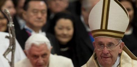 El papa Francisco (R) y el papa emérito Benedicto XVI (izq, detrás) a su llegada al consitorio ordinario público para la creación de nuevos cardenales.