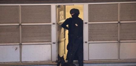 Un policía danés custodia una entrada junto al edificio de Copenhague donde se produjo el atentado