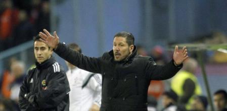 El entrenador del Atlético de Madrid, el argentino Diego Simeone, da instrucciones a sus jugadores durante el partido de la vigésimo tercera jornada de Liga de Primera División disputado esta noche en el estadio de Balaídos