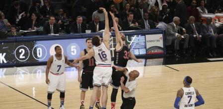 Salto inicial en el All Star Game entre Pau y Marc Gasol.