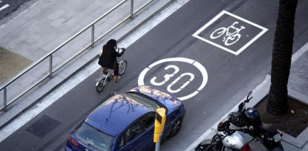 Las bicicletas y los coches comparten espacio en la mayoría de ocasiones.