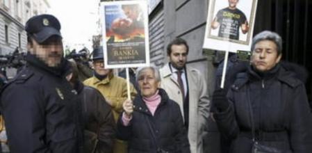 Una veintena de preferentistas que esperaban la llegada de los primeros imputados por el escándalo de las tarjetas opacas, les han recibido en mitad de los insultos y abucheos