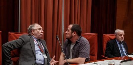 El periodista Ernesto Ekaizer junto al presidente de la comisión sobre el fraude fiscal y la corrupción política David Fernández