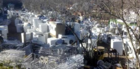 Imagen de un vertedero ilegal con centenares de electrodomésticos en Constantí (Tarragona)