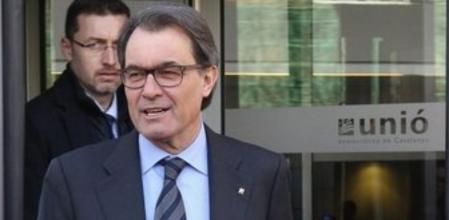 El presidente de Convergència Democràtica de Catalunya (CDC), Artur Mas, atiende a los medios a la salida de la Comisión Nacional de CIU que ha tenido lugar hoy en Barcelona y que ha dado 