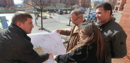 El teniente de alcalde de Presidencia, Josep Ayuso, junto al concejal de Urbanismo, Ramon Burgués han visitado la zona.