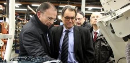 El president Mas observa uno de los vehículos que fabrica Ausa en Manresa.