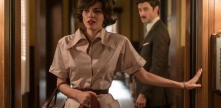 Amaia Salamanca hasta da pena en la piel de la bruja de Bárbara en 'Velvet'.