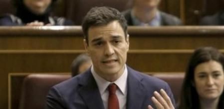 El líder del PSOE, Pedro Sánchez, durante su intervención hoy en la sesión de control al Ejecutivo del pleno del Congreso, en la que ha lamentado el aumento de la desigualdad salarial en España entre hombres y mujeres en la presente legislatura.