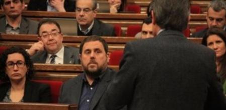 El presidente de ERC Oriol Junqueras atiende la intervención del president Artur Mas.