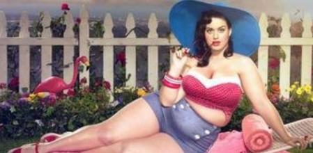 Katy Perry con 60kg de más en uno de los trabajos para criticar los cánones de belleza del artista español David Lopera