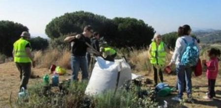 Plantación popular de árboles en el Parque de la Serralada de Marina, en Tiana