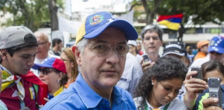 Fotografía de archivo fechada el domingo 20 de abril de 2014 que muestra al alcalde de Caracas, Antonio Ledezma, durante una marcha convocada por los estudiantes opositores en el municipio Chacao