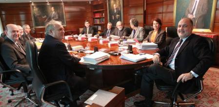Francisco Pérez de los Cobos preside una reunión del pleno del Tribunal Constitucional