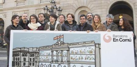 Candidatura de Ada Colau a las primarias de 'Barcelona en Comú'. De izquierda a derecha: Gala Pin, Eloi Badia, Mercedes Vidal, Jaume Asens, Laia Ortíz, Josep Bel, Ada Colau, Gerardo Pisarello, Raimundo Viejo, Janet Sanz, Agustí Colom y Laura Pérez