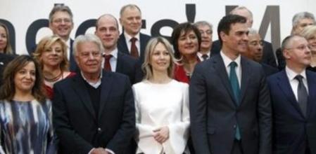 El líder del PSOE, Pedro Sánchez, junto al presidente del Partido de los Socialistas Europeos (PSE), Sergei Stanishev (primera fila-d), la candidata a la presidencia del Partido Alianza de la Izquierda Democrática de Polonia, Magdalena Ogorek (primera fila-c), y el expresidente del Gobierno español Felipe González (primera fila-2i), en la foto de familia de la cumbre que celebran unos cuarenta líderes socialdemócratas en Madrid.