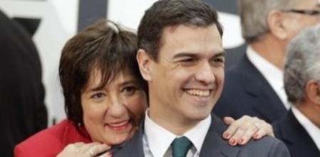 El líder del PSOE, Pedro Sánchez, junto a la presidenta del grupo del PES para cuestiones de Mujer, la húngara Zita Gurmai, momentos antes de posar en la foto de familia de la cumbre que celebran unos cuarenta líderes socialdemócratas en Madrid.