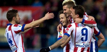 Antoine Griezmann celebra con sus compañeros un gol ante el Almería