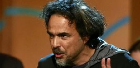 Alejandro Gonzalez Inarritu recoge un galardón en los premios Spirit por 'Birdman'.