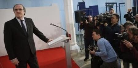 El candidato del PSM a la Comunidad de Madrid, Ángel Gabilondo (i), al inicio de la primera rueda de prensa que ofrece un día después de que la Comisión Federal de Listas del PSOE aprobara su nombre por unanimidad tras obtener el apoyo del 94,6 % de la militancia en las consultas realizadas en las agrupaciones.