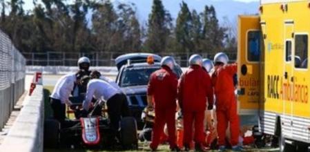 Fernando Alonso de España y McLaren Honda recibe asistencia médica después de estrellarse en el Circuit de Catalunya de Montmeló.
