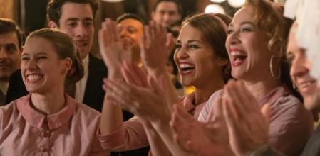 Manuela Vellés, Paula Echevarría y Marta Hazas en la boda de Rita en 'Velvet'.