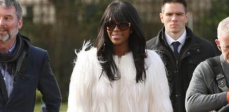 Naomi Campbell asiste al desfile de Burberry en la London Fashion Week