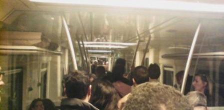 Imagen del interior del tren de FGC accidentado cerca de plaça Espanya