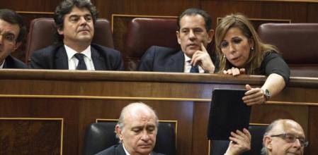 La líder del PPC, Alicia Sánchez-Camacho, recoge una tableta de manos del ministro Jorge Fernández Díaz