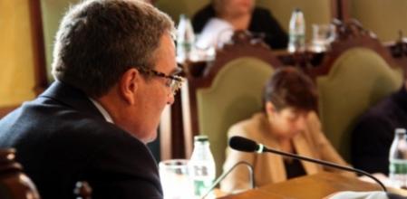 Marta Camps, al fondo ocupando su nueva silla en el pleno, y Ángel Ros en primer plano