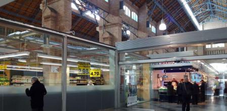 Acceso principal al mercado de Sants, con el supermercado a la izquierda y las paradas al fondo