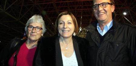 La presidenta de la ANC, Carme Forcadell, entre la presidenta de Òmnium Cultural, Muriel Casals, y el presidente del AMI, Josep Maria Vila d'Abadal