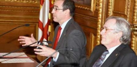 El tinent d'alcalde d'Hàbitat Urbà, Antoni Vives, i l'alcalde Xavier Trias, durant la signatura de l'acord