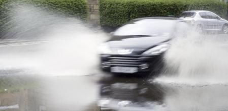 El aquaplaning es una situación de riesgo en la conducción