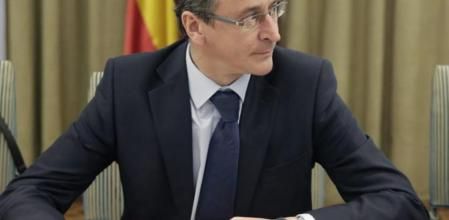 El ministro de Sanidad, Alfonso Alonso, en la rueda de prensa tras abordar con las Comunidades Autónomas la financiación de los nuevos medicamentos de la hepatitis C