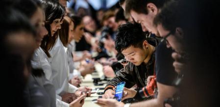 Visitantes y periodistas en la presentación del Samsung Galaxy S6 en el Mobile World Congress 2015 en Barceloan