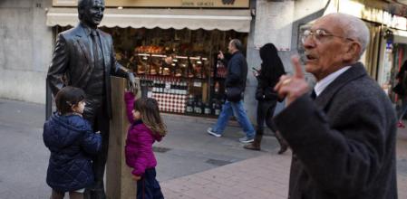 Monumento a Manolo Escobar inaugurado por Albiol, en el que a veces los vecinos ponen flores